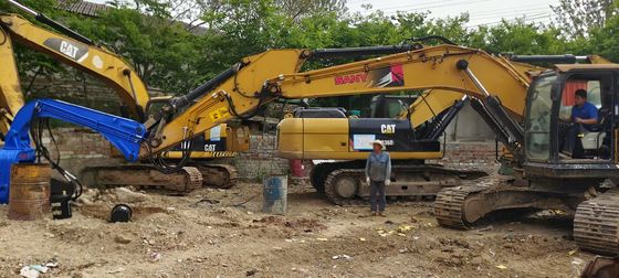 Профессиональный водитель экскаватора для строительных и инфраструктурных проектов