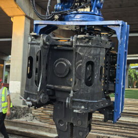 Высокоскоростной сваебой с боковым захватом: подъем сваи 10 м/мин и большой топливный бак на 150 л